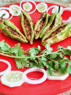 # કાઠિયાવાડી ભરેલા મરચાં #(bhrela marcha recipe in Gujarati) રેસીપી મુખ્ય ફોટો