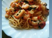 Une photo de spaghetti aux crevettes