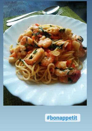 Une photo de Spaghettis aux crevettes dans une sauce crémeuse