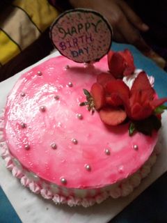 स्ट्रॉबेरी केक (Strawberry Cake recipe in hindi) रेसिपी मुख्य फोटो