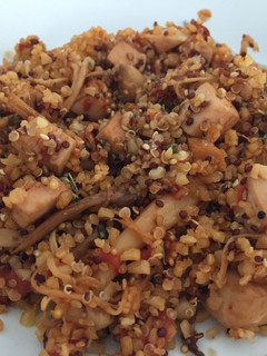 Una foto de Salteado de quinoa y bulgur con setas