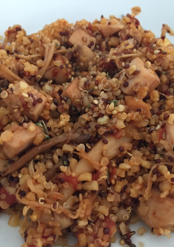 Una foto de Salteado de quinoa y bulgur con setas