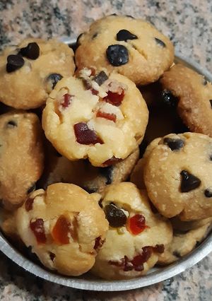 A picture of Choco chips cookies.