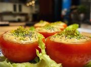 Una foto de tomates rellenos