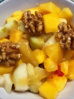 Una foto de Desayuno saludable: durazno, pera, nueces y miel