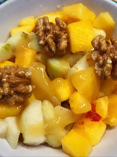 Una foto de Desayuno saludable: durazno, pera, nueces y miel