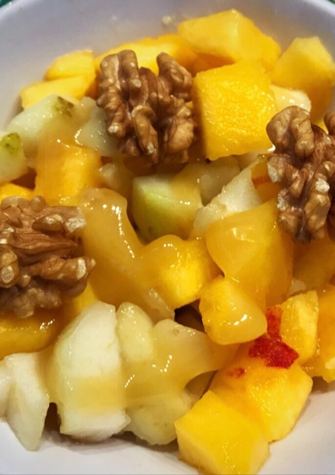 Una foto de Desayuno saludable: durazno, pera, nueces y miel