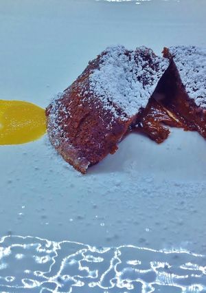 Foto di Tortino di cioccolato fondente con cuore cremoso e crema di mango