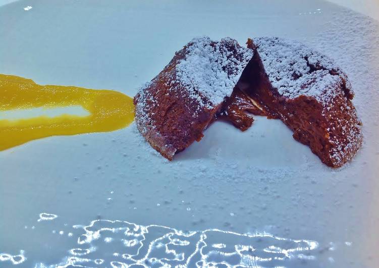 Tortino di cioccolato fondente con cuore cremoso e crema di mango