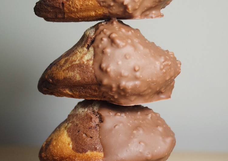 Comment Préparer Les Madeleines marbrées au chocolat, enrobées de chocolat aux éclats de noisettes