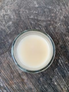 Una foto de “ Otoño en noviembre”Agua fresca de cacahuate para acompañar la rica mousse de maracuyá