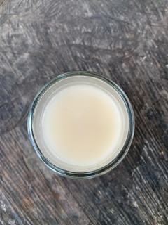 Una foto de “ Otoño en noviembre”Agua fresca de cacahuate para acompañar la rica mousse de maracuyá