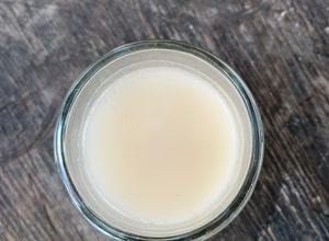 Una foto de “ Otoño en noviembre”Agua fresca de cacahuate para acompañar la rica mousse de maracuyá