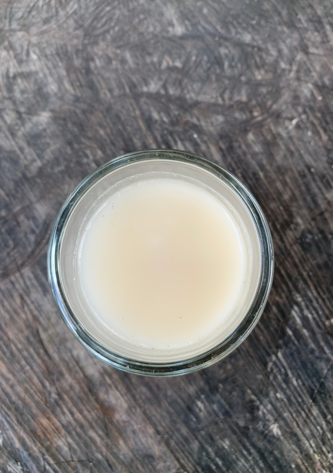 Una foto de “ Otoño en noviembre”Agua fresca de cacahuate para acompañar la rica mousse de maracuyá