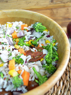 Una foto de Ensalada de arroz con quinoa y verduras