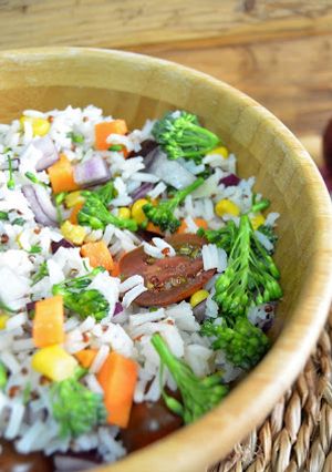 Foto principal de Ensalada de arroz con quinoa y verduras