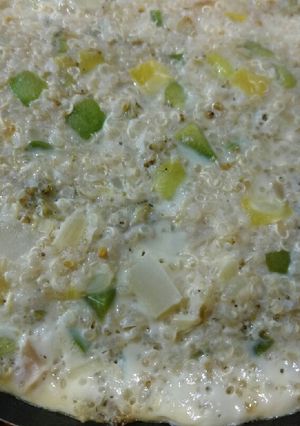 Una foto de Tortilla de quinoa, zapallitos y brócoli