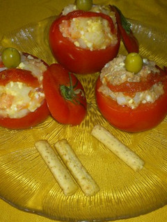 Una foto de Tomates rellenos de patatas y salmón