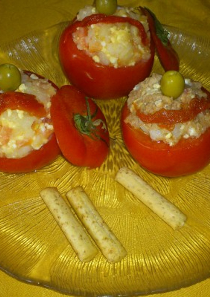 Una foto de Tomates rellenos de patatas y salmón