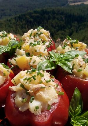 Zdjęcie przepisu Sałatka ziemniaczana w pomidorach.