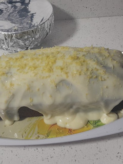 Una foto de Queque de limón, yogurt y cobertura de leche condensada y limón