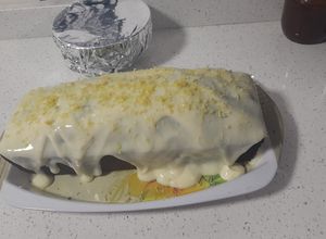 Una foto de Queque de limón, yogurt y cobertura de leche condensada y limón
