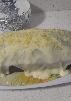 Una foto de Queque de limón, yogurt y cobertura de leche condensada y limón