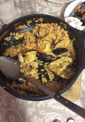 Una foto de Paella de marisco estilo Jose
