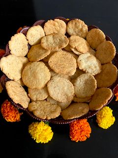 ફરસી પૂરી (Farsi Poori Recipe In Gujarati) રેસીપી મુખ્ય ફોટો