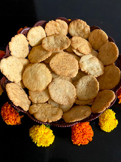 ફરસી પૂરી (Farsi Poori Recipe In Gujarati) રેસીપી મુખ્ય ફોટો