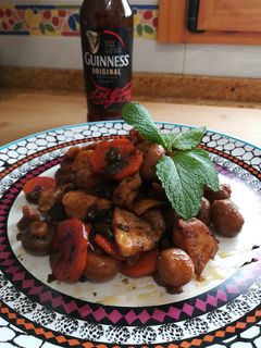 Una foto de Pollo salteado al guinness (cerveza negra)