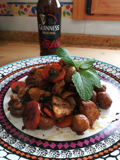 Una foto de Pollo salteado al guinness (cerveza negra)