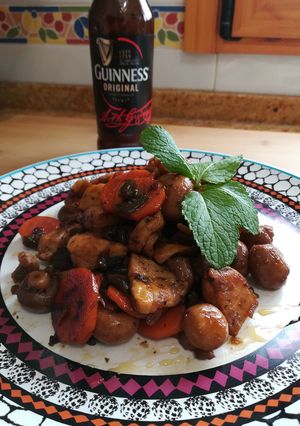 Una foto de Pollo salteado al guinness (cerveza negra)
