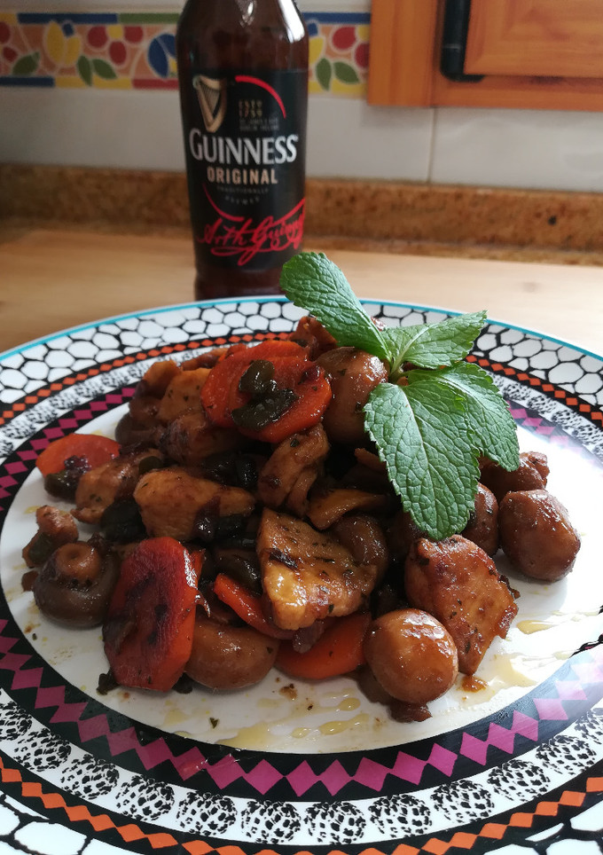 Una foto de Pollo salteado al guinness (cerveza negra)