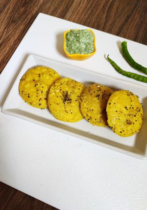 मूंग दाल की तड़के वाली इडली (moong dal ki tadka wali idli recipe in hindi) रेसिपी मुख्य फोटो