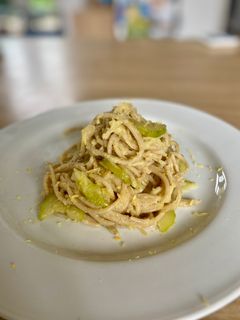 Una foto de Espaguetis con calabacín y puerro al limón