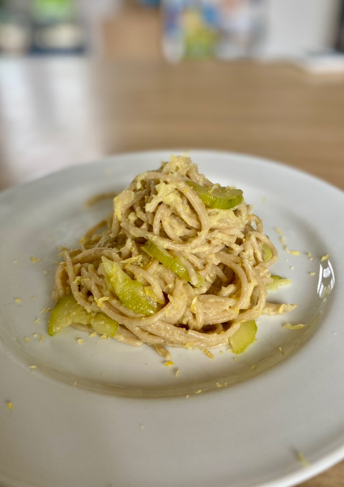 Una foto de Espaguetis con calabacín y puerro al limón