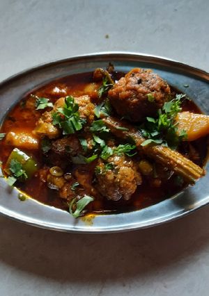 ઊંધિયું (Undhiyu Recipe In Gujarati) રેસીપી મુખ્ય ફોટો