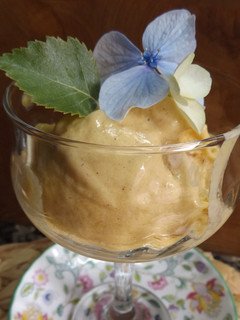 Una foto de Helado de mango y naranja con sirope de agave