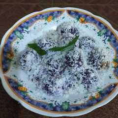 A picture of Kelepon ubi ungu.
