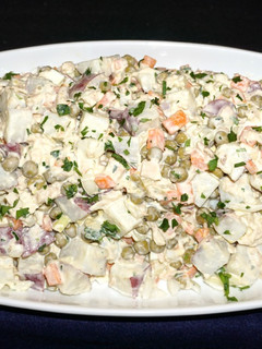 Una foto de Ensalada de papas con arvejas verdes y albacora