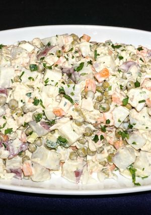 Una foto de Ensalada de papas con arvejas verdes y albacora