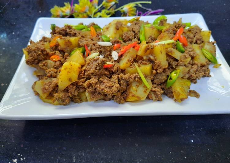 Steps to Prepare Favorite Aaloo qeema