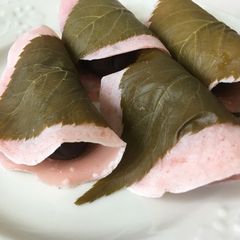 A picture of Sakura Mochi (Cherry blossom crepe roll).