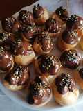 Bignè con crema pasticciera e copertura al cioccolato