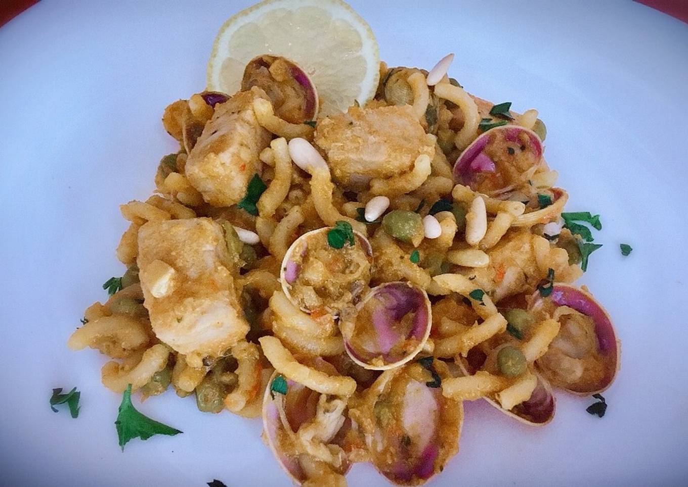 Fideuá de atún con almejas y piñones
