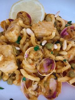 Una foto de Fideuá de atún con almejas y piñones