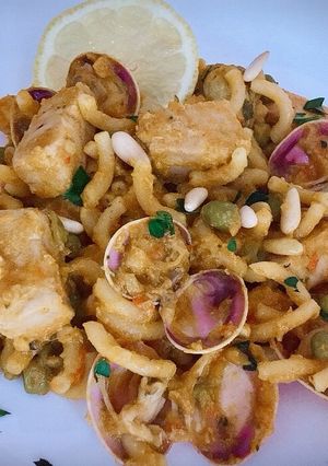 Una foto de Fideuá de atún con almejas y piñones