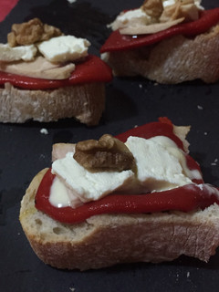 Una foto de Tapa de piquillo con mozarella