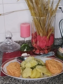 Una foto de Papas a lo pobre con huevos revueltos